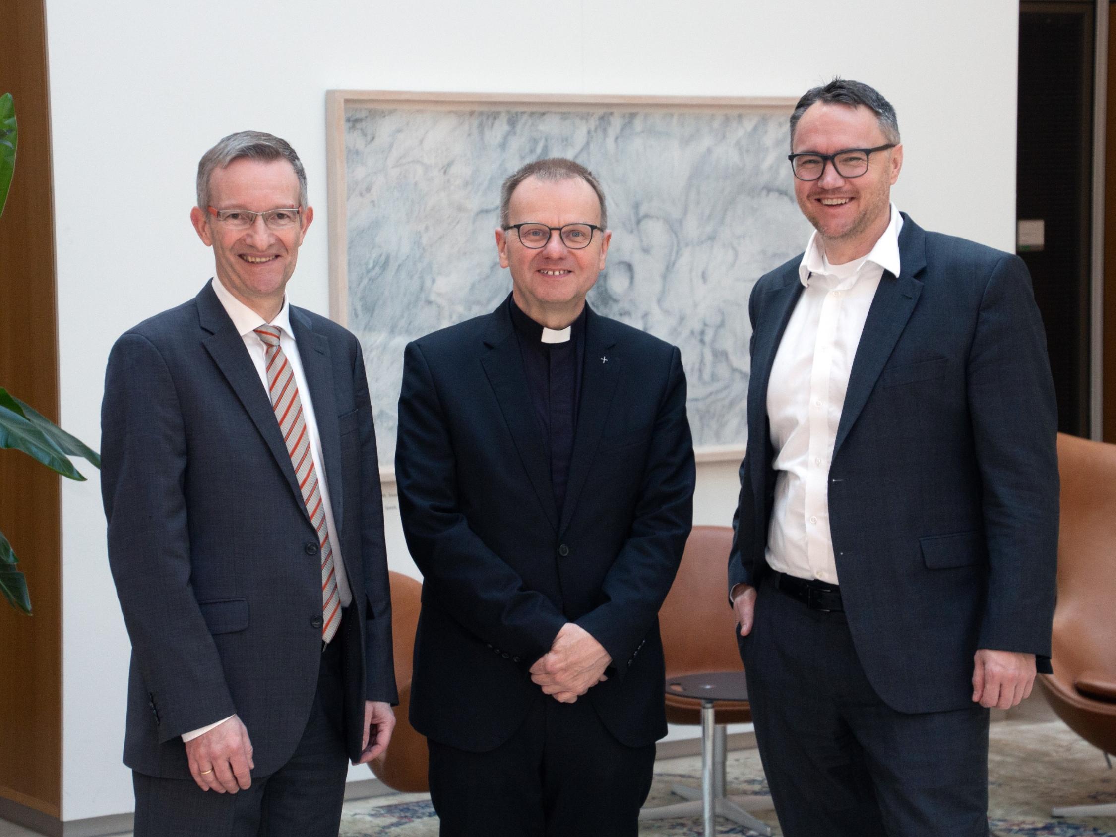 Thomas Hoyer (CaritasStiftung), Msgr. Dr. Michael Dörnemann und Dr. Sebastian Reichardt (Pax-Bank Stiftung)